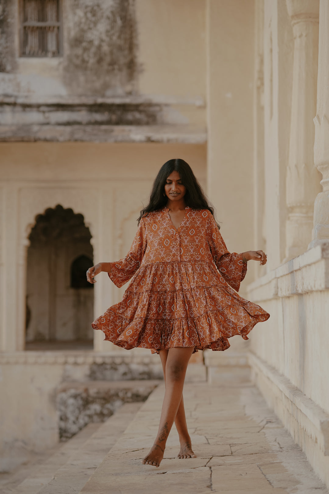 Verspielte Farben machen dieses Mini-Sommerkleid zu einem Hingucker. Das Orange-Farbene Vintage Kleid ist perfekt für den Urlaub, Strand oder Alltag.