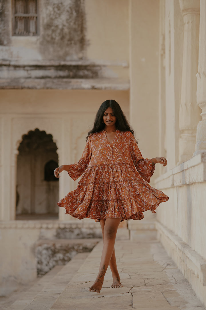 Verspielte Farben machen dieses Mini-Sommerkleid zu einem Hingucker. Das Orange-Farbene Vintage Kleid ist perfekt für den Urlaub, Strand oder Alltag.