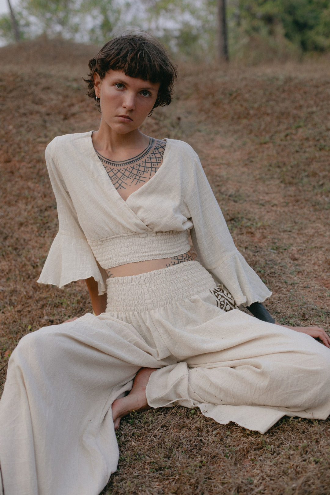 Ein Flexibles Top AMAL in Naturweiß. Es ist ein Boho Tank Top welches Fair hergestellt wurde, es ist Bauchfreies und Kurz. Man kann es auch als Shirt mit Trompetenärmel, Weiße Vintage Bluse, Crop Top oder Bluse beschreiben. Es besteht aus 100% Baumwolle.