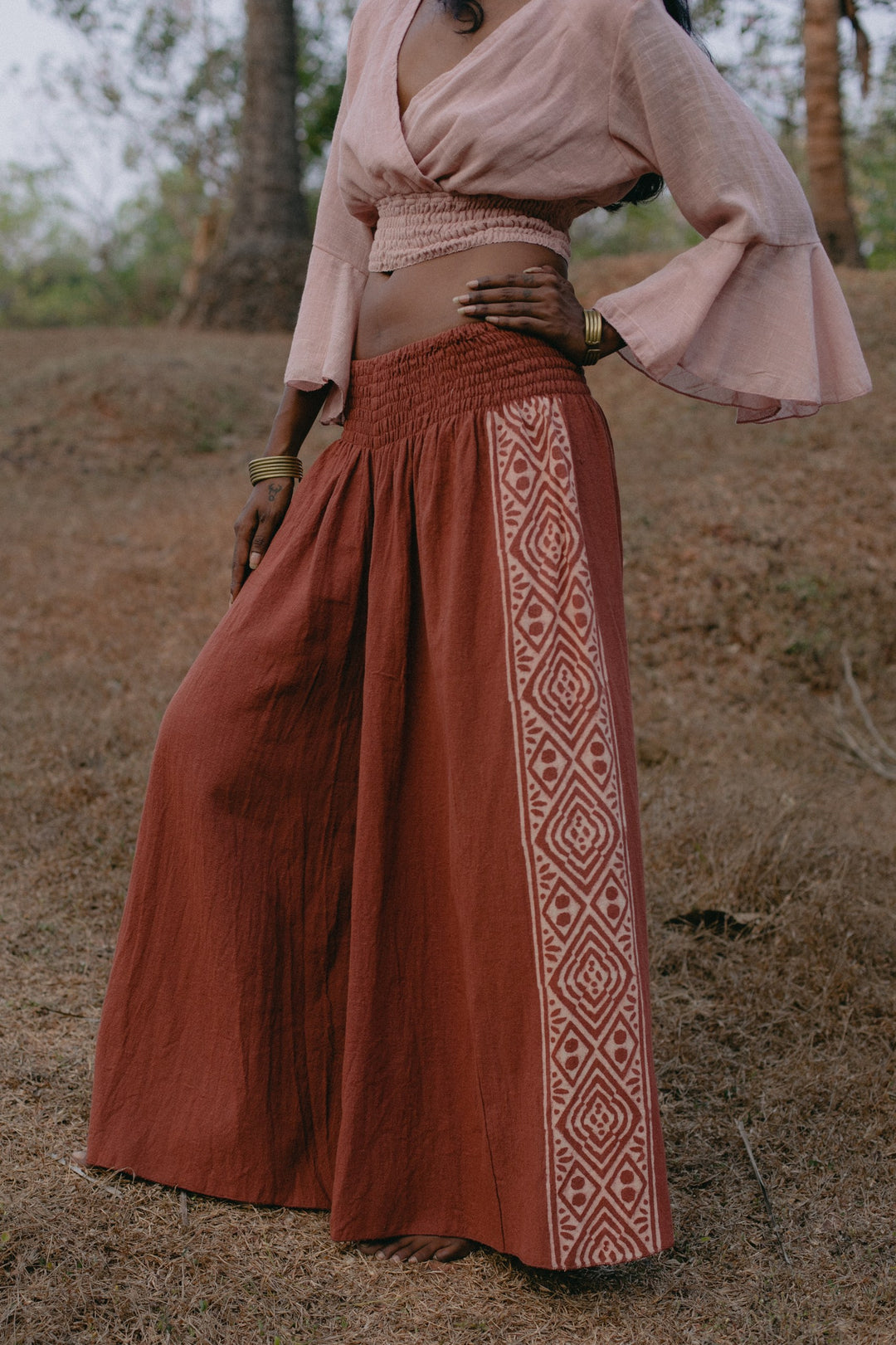 Rote Beduinenhose aus 100% Baumwolle. Die Lässige bequeme Hose hat tribal Prints und sitzt leicht und locker. Feminine Alibabahose Leinenhose..