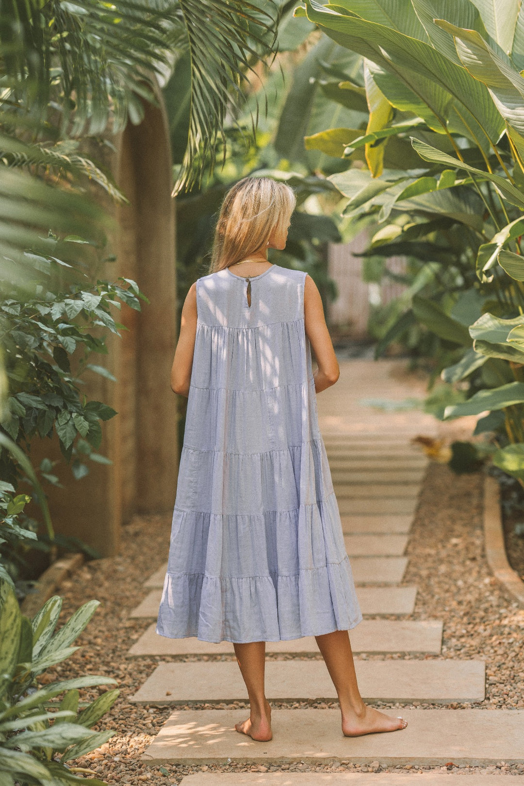 Ein ausgestelltes helles Sommerkleid im Boho-Style. Das Ärmellose Vintage Kleid ist perfekt für den Sommer, Urlaub oder Alltag in Himmelblau / Lavendel.