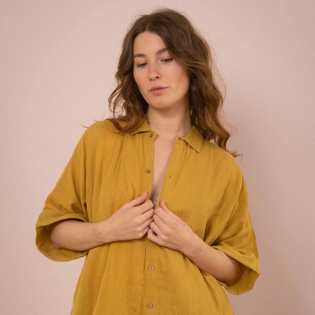 Musselin-Hemd JAMIE Mustard, Oversize Bluse aus 100% Baumwolle, in Gelb, Frauenshirt mit Knöpfen, Übergroßes Sommerhemd mit kurzen Ärmeln, Kurze Musselinbluse für Damen, Button up down shirt Frau, Unisex, Männer