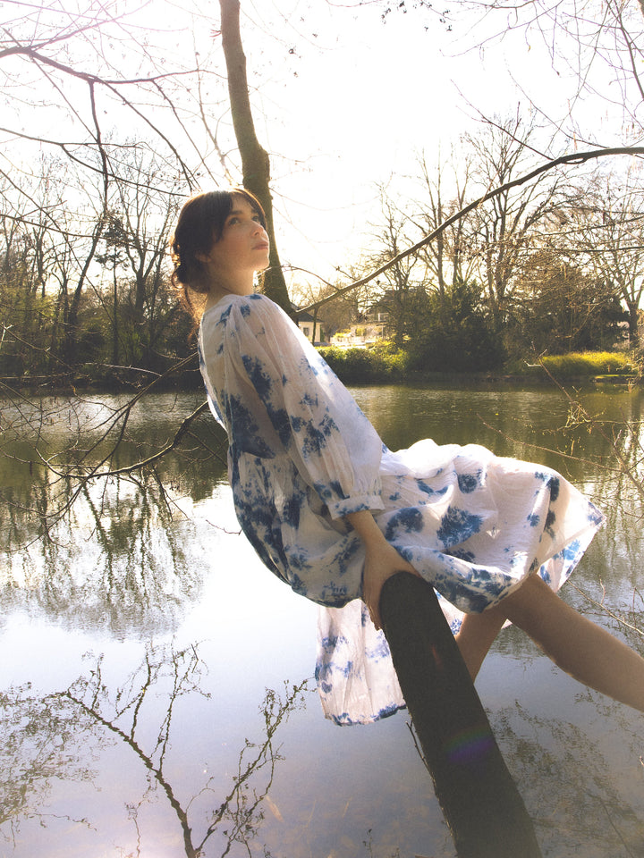 Dieses Midikleid in weiß mit Batikmuster besteht aus 100% Voile-Baumwolle. Das lange Sommerkleid ist luftig und leicht und in einem Vintage Hippie Style.