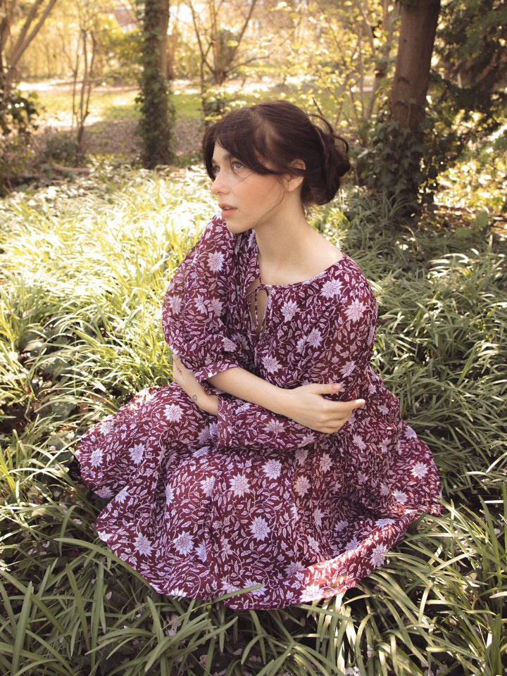 Dieses Minikleid mit Blumenmuster besteht aus 100% Voile-Baumwolle. Das Kurze Sommerkleid ist luftig und leicht und in einem Vintage Hippie Style mit Blumen.