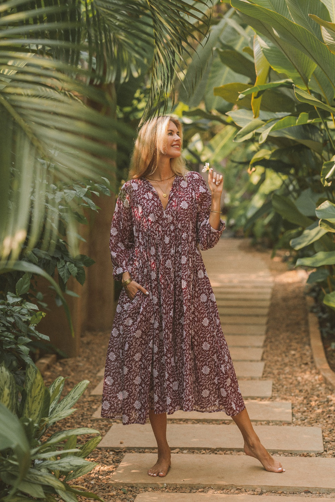 Dieses Midikleid mit Blumenmuster besteht aus 100% Voile-Baumwolle. Das lange Sommerkleid ist luftig und leicht und in einem Vintage Hippie Style mit Blumen.