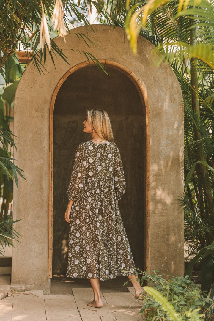 Dieses Midikleid mit Blumenmuster besteht aus 100% Voile-Baumwolle. Das lange Sommerkleid ist luftig und leicht und in einem Vintage Hippie Style mit Blumen.