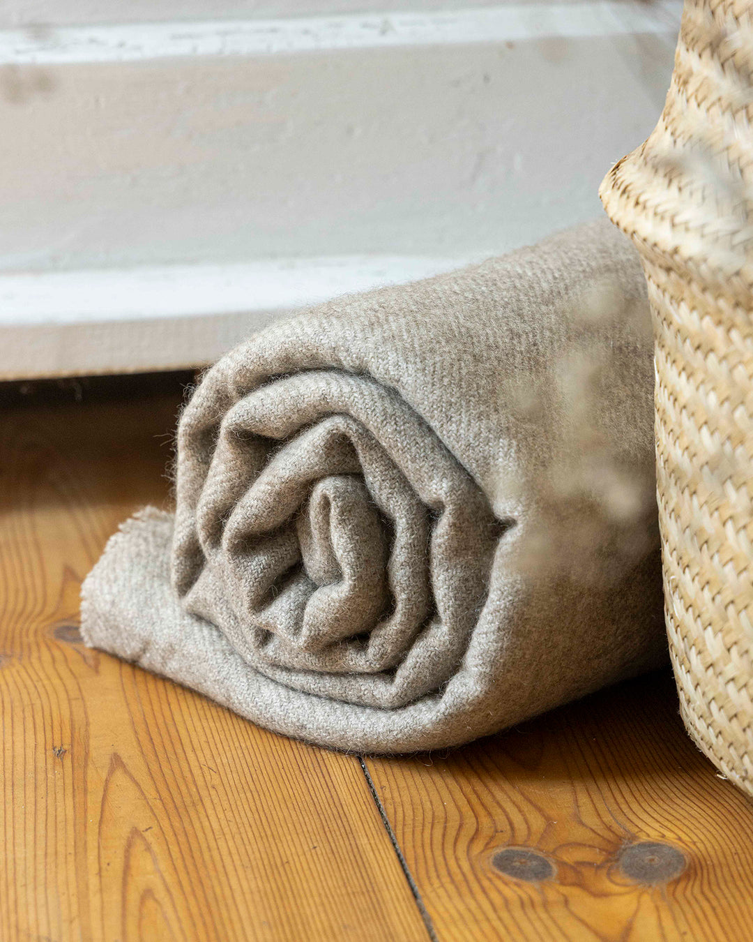 Schön zusammengerollte Decke aus Beigenen Yakwolle.