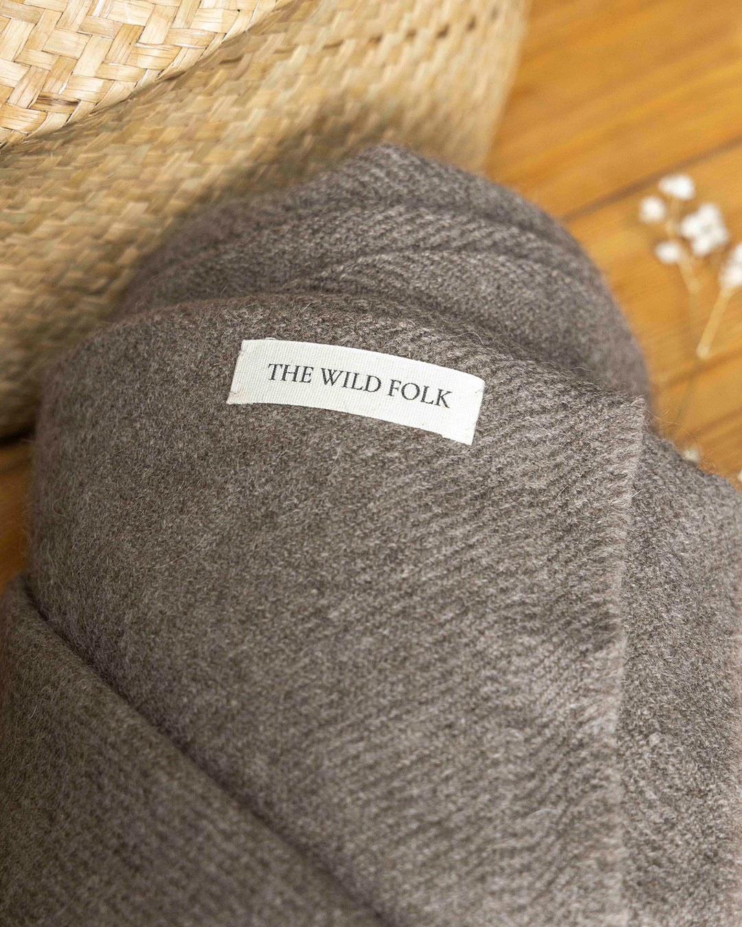 Brandlabel von TheWilDFolk auf der Wolldecke aus Yakwolle.