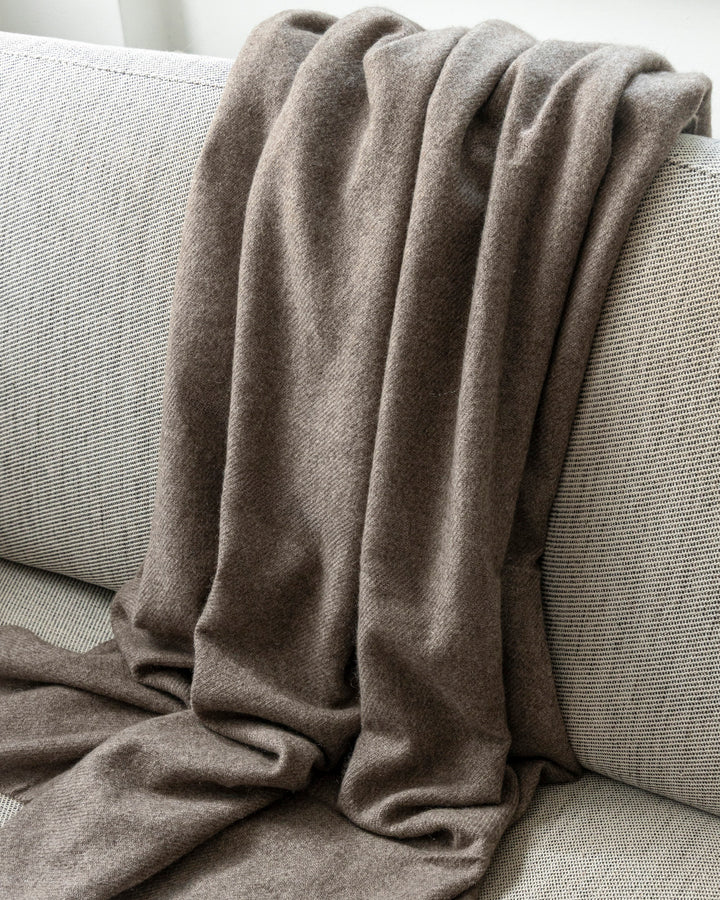große yaokkwolle Decke liegt auf einem Sofa.