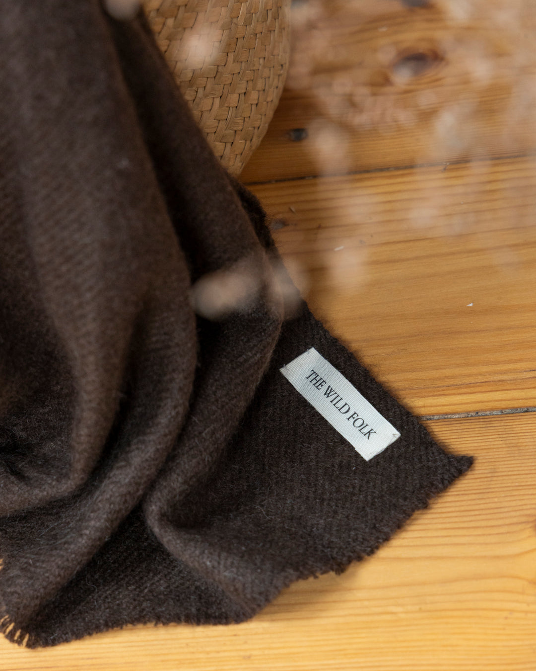 Detailaufnahme der Kanten und des Brand-Labels von TheWildFolk.