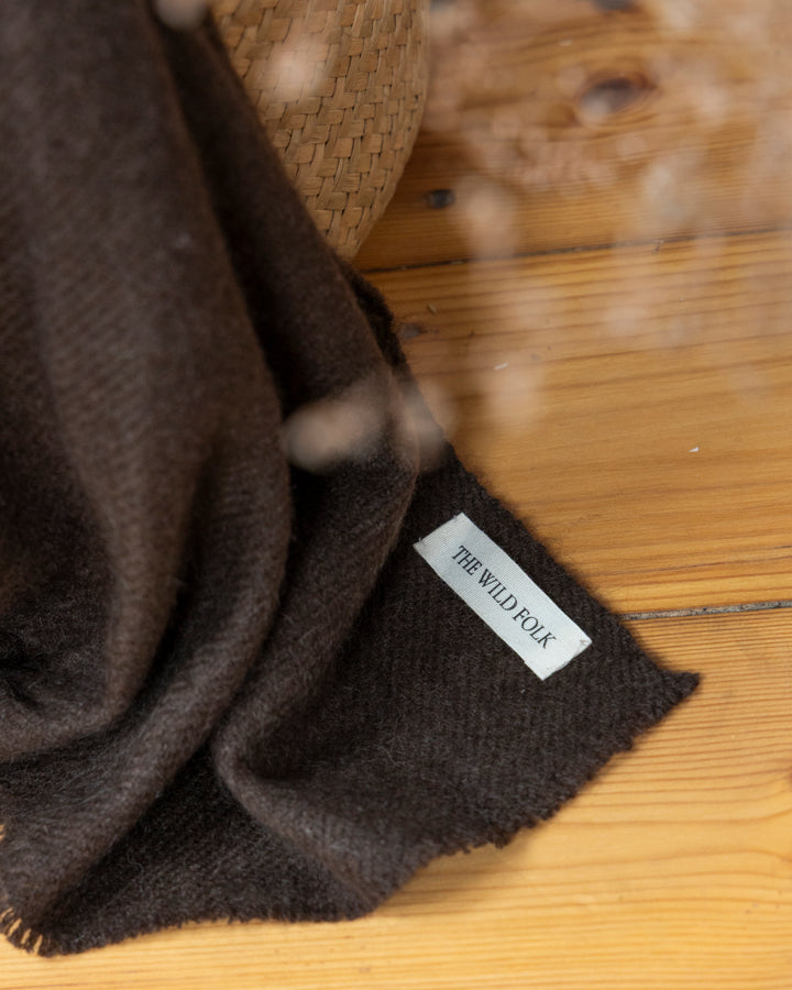 Detailaufnahme der Kanten und des Brand-Labels von TheWildFolk.