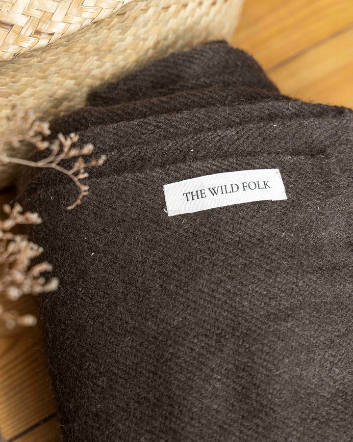 Zusammengelegte Wolldecke aus Yakwolle mit Brandlabel von TheWildFolk.