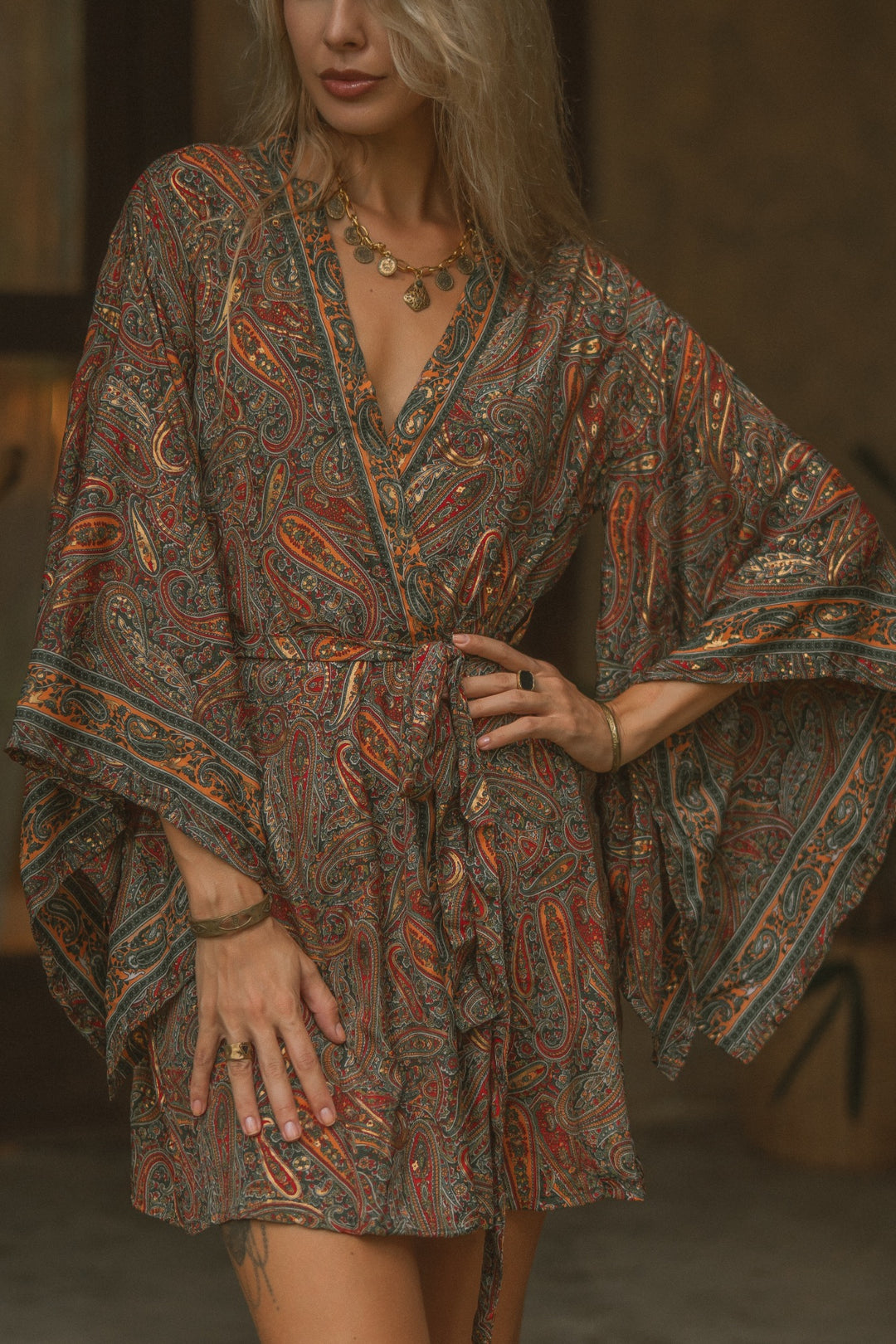 Kurzer vintage Kimono mit Blumenmuster. Der Boho Kimono hat 3/4 japanische weite Ärmel. Die perfekte Strand, Lounge, Urlaubs, Insel, Bade, Sauna Bekleidung.