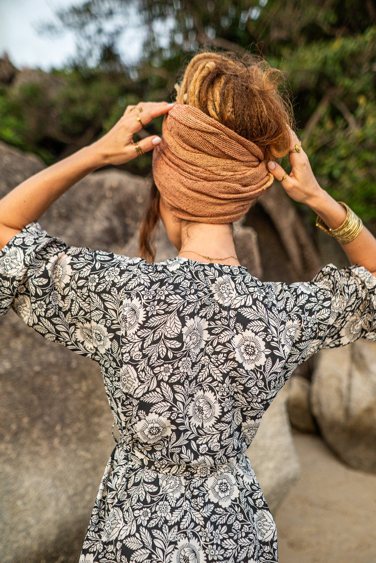 Langer Kimono mit schwarz-weißem Blumenmuster, offen getragen, aus Sari-Stoff.