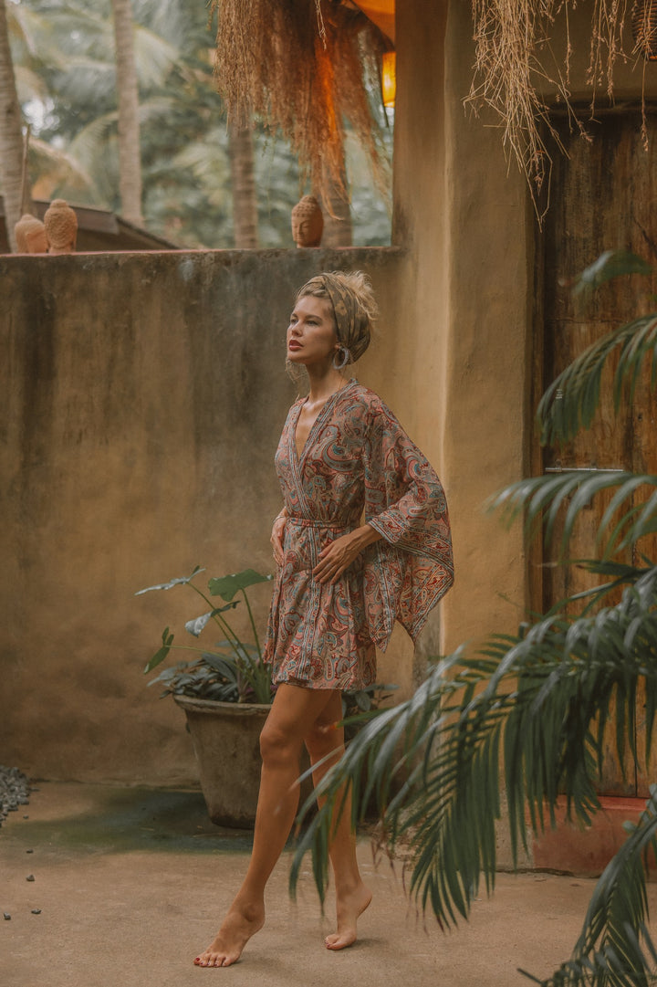 Kurzer Moderner Kimono mit paisley Muster. Sehr Leicht zu tragende Boho Vintage Fashion. Auch gut geeignet als Bademantel für den Strand, Urlaub, Sauna oder als Morgenmantel. Mit ausgestellten japanischen Ärmel.