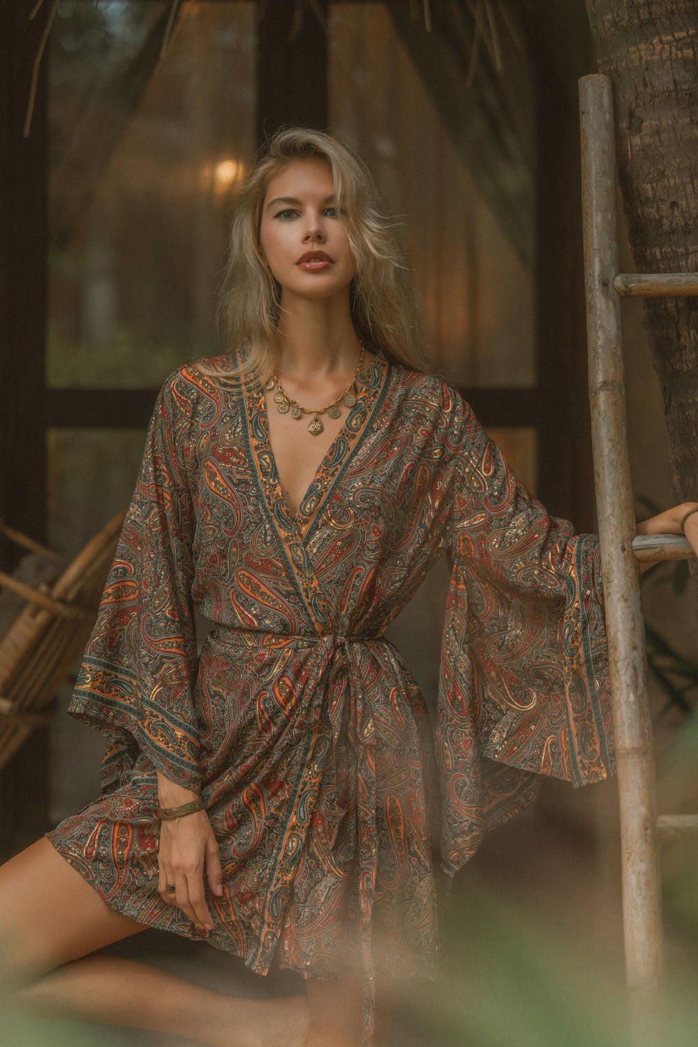 Kurzer vintage Kimono mit Blumenmuster. Der Boho Kimono hat 3/4 japanische weite Ärmel. Die perfekte Strand, Lounge, Urlaubs, Insel, Bade, Sauna Bekleidung.