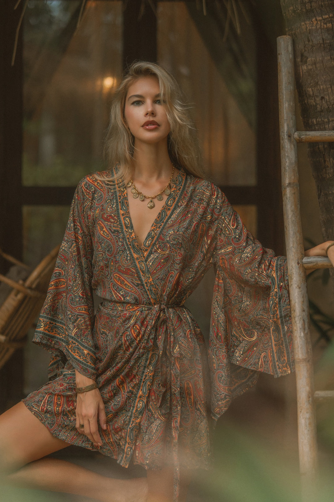 Kurzer vintage Kimono mit Blumenmuster. Der Boho Kimono hat 3/4 japanische weite Ärmel. Die perfekte Strand, Lounge, Urlaubs, Insel, Bade, Sauna Bekleidung.