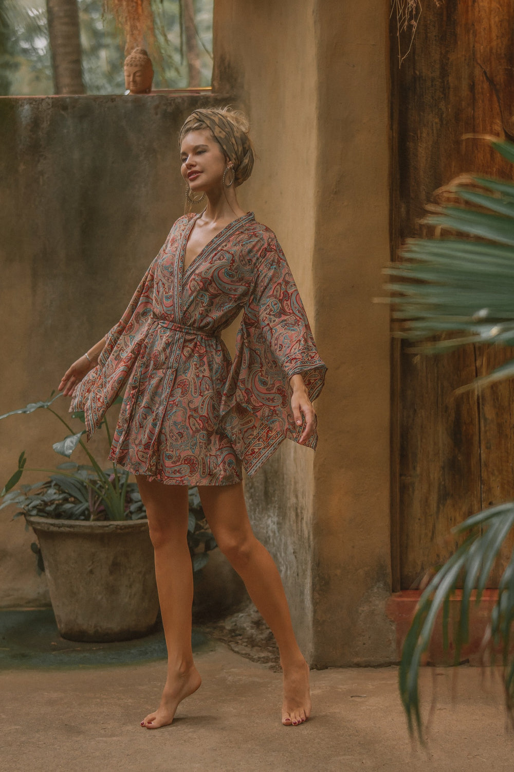 Kurzer Moderner Kimono mit paisley Muster. Sehr Leicht zu tragende Boho Vintage Fashion. Auch gut geeignet als Bademantel für den Strand, Urlaub, Sauna oder als Morgenmantel. Mit ausgestellten japanischen Ärmel.