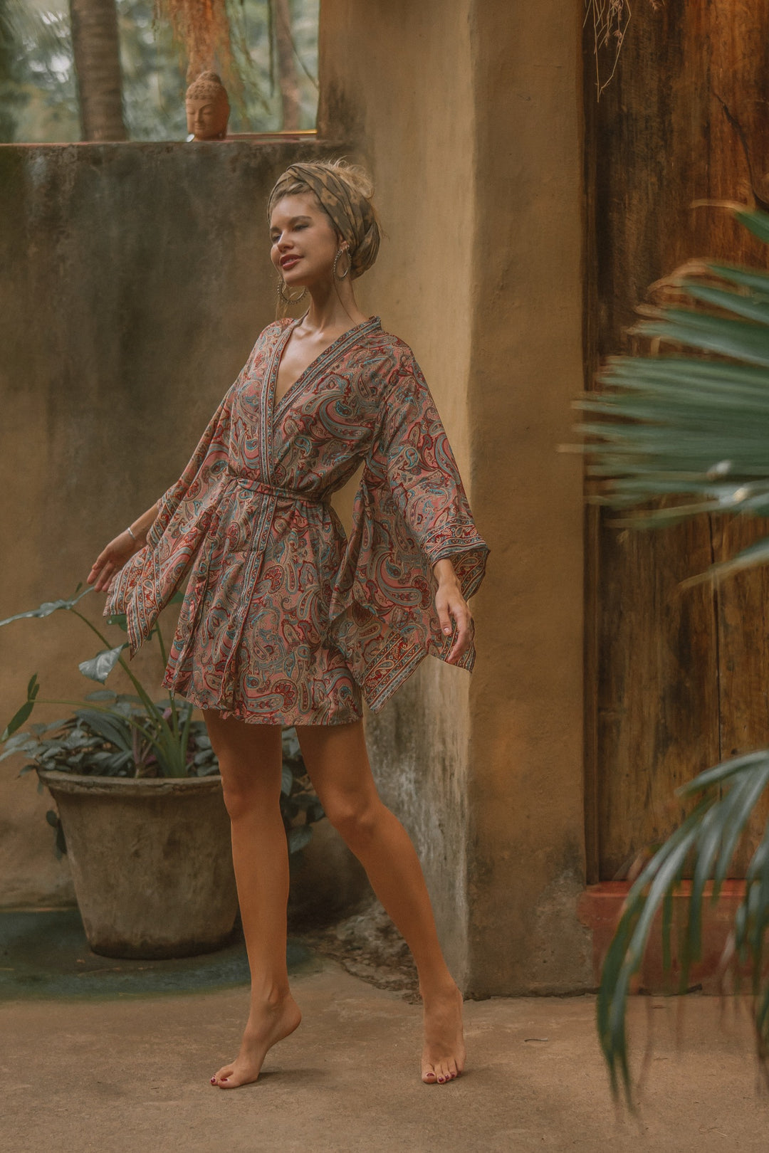 Kurzer Moderner Kimono mit paisley Muster. Sehr Leicht zu tragende Boho Vintage Fashion. Auch gut geeignet als Bademantel für den Strand, Urlaub, Sauna oder als Morgenmantel. Mit ausgestellten japanischen Ärmel.