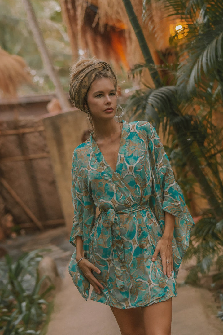 Kurzer Moderner Kimono mit abstrakten Muster. Sehr Leicht zu tragende Boho Vintage Fashion. Auch gut geeignet als Bademantel für den Strand, Urlaub, Sauna oder als Morgenmantel.
