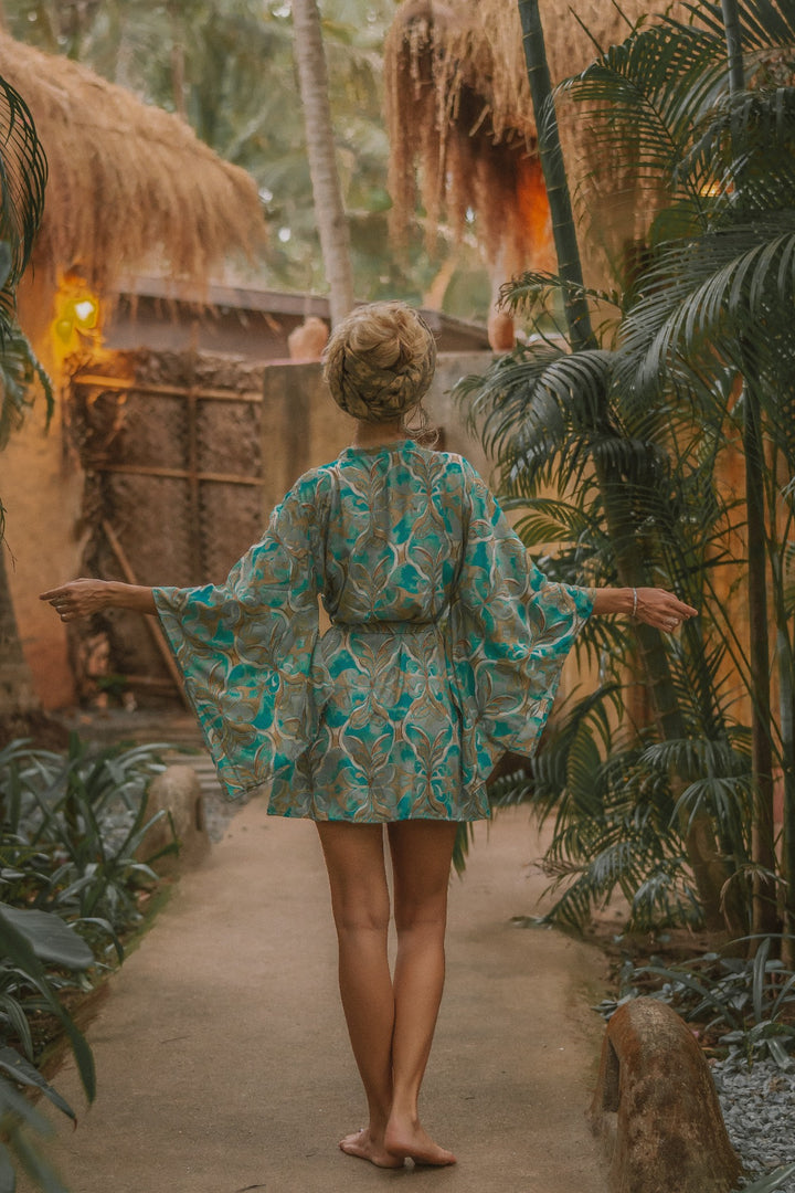 Kurzer Moderner Kimono mit abstrakten Muster. Sehr Leicht zu tragende Boho Vintage Fashion. Auch gut geeignet als Bademantel für den Strand, Urlaub, Sauna oder als Morgenmantel.