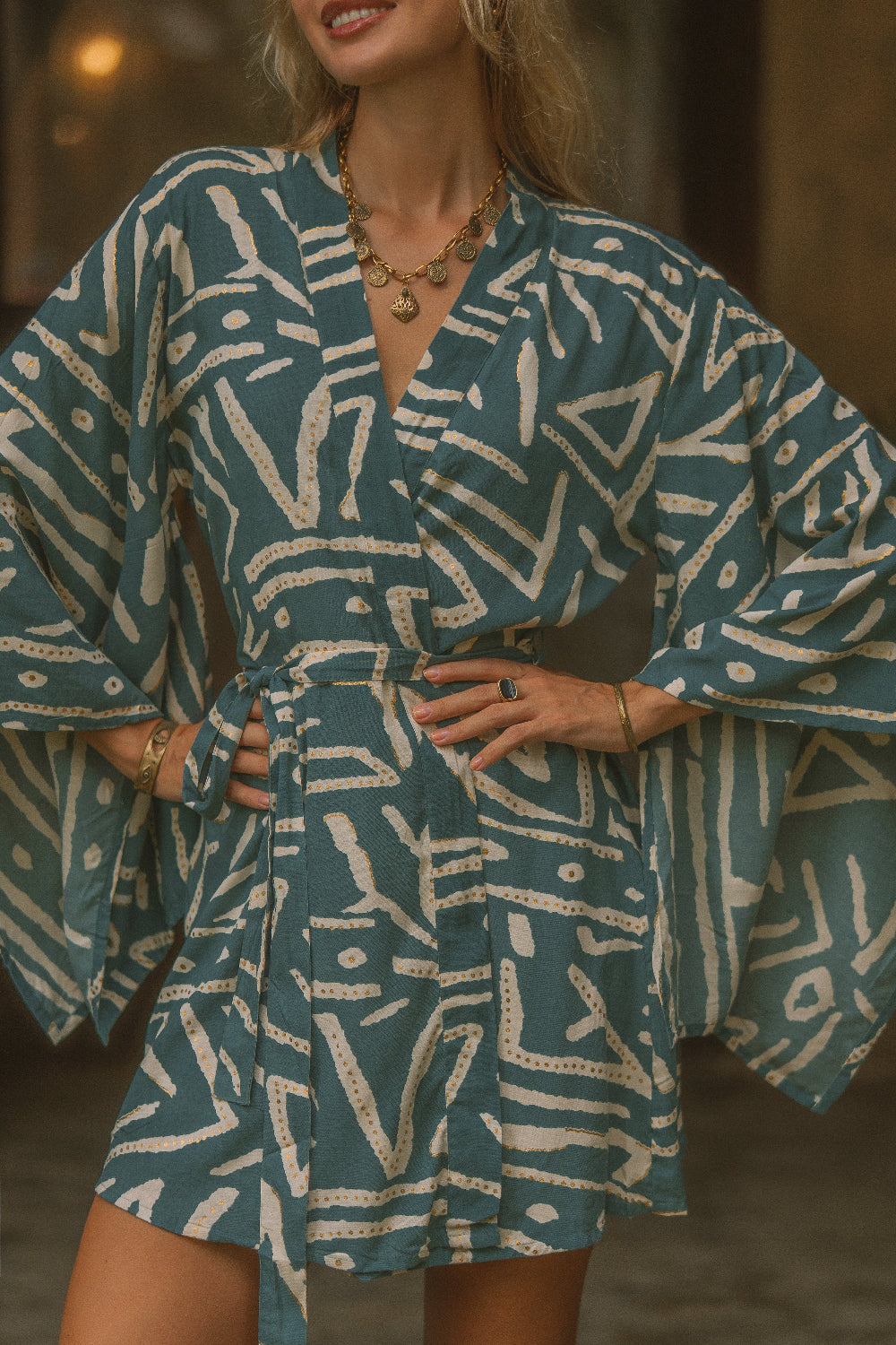 Kurzer Moderner Kimono mit abstrakten Muster. Sehr Leicht zu tragende Boho Vintage Fashion. Auch gut geeignet als Bademantel für den Strand, Urlaub, Sauna oder als Morgenmantel.