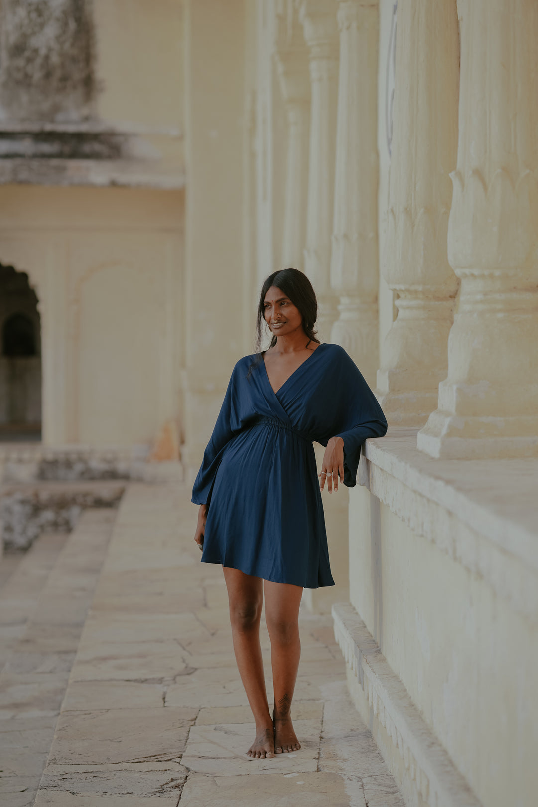 Ein blaues Vintage Minikleid aus Viskose. Das kurze Sommerkleid hat einen V-Ausschnitt und lange Ärmel. Perfektes Urlaubs Boho Dress.