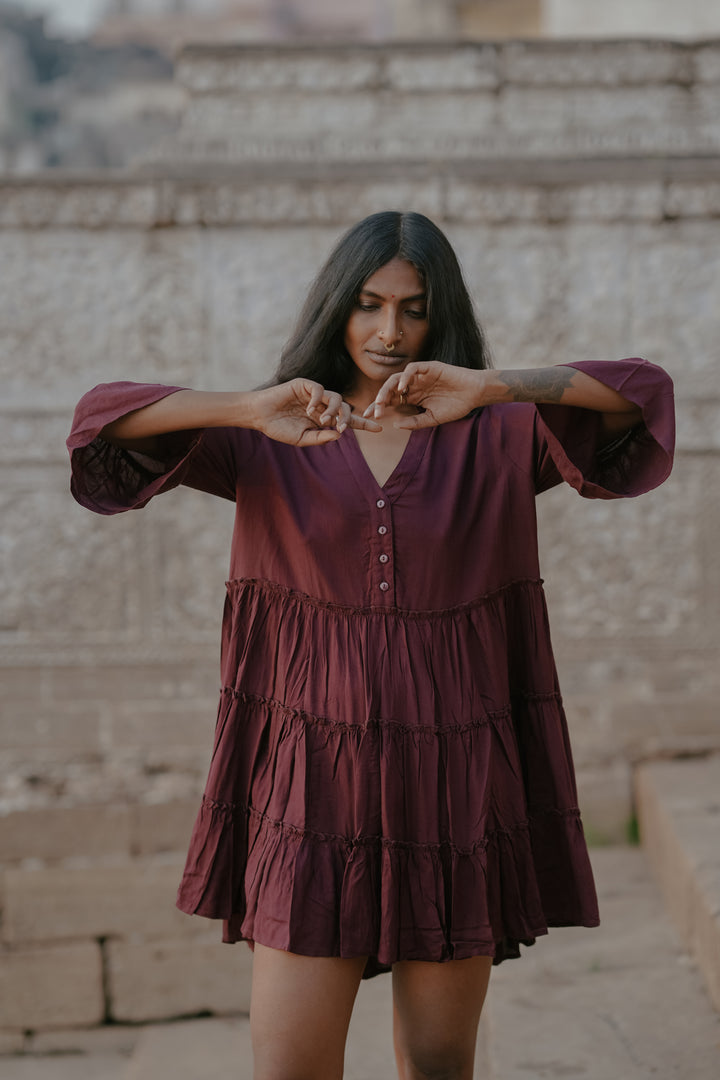 Kurzes verspieltes Sommerkleid aus Viskose, mit Knöpfen. Das Lila oder Aubergine farbene Vintage Mini-Kleid ist das perfekte Urlaubs-Dress.