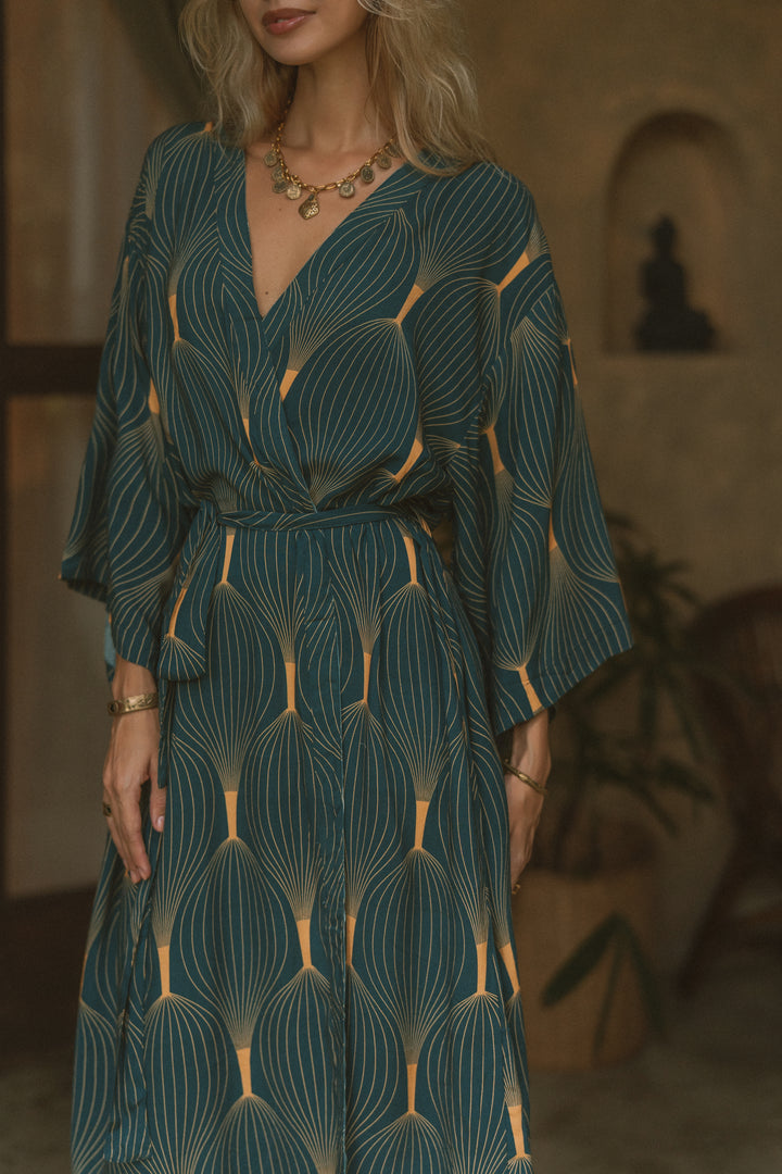 Langer Moderner Kimono mit abstrakten flowie Muster. Sehr Leicht zu tragende Boho Vintage Fashion. Auch gut geeignet als Bademantel für den Strand, Urlaub, Sauna oder als Morgenmantel.
