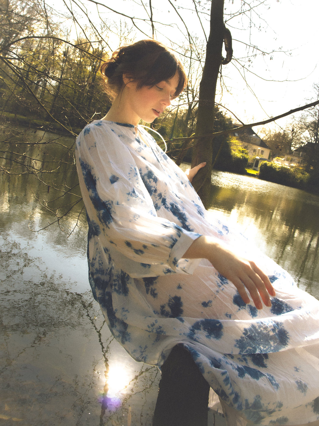 Dieses Midikleid in weiß mit Batikmuster besteht aus 100% Voile-Baumwolle. Das lange Sommerkleid ist luftig und leicht und in einem Vintage Hippie Style.