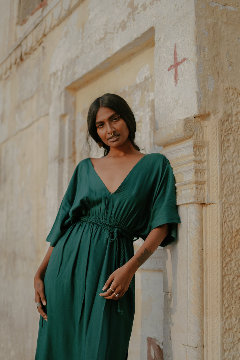 Elegantes Maxikleid in Grün mit einem Tiefen V-Ausschnitt und Gürtel. Dieses lange Vintagekleid mit 3/4 Ärmeln ist ein echter Hingucker. Boho Sommerkleid. Dommerdress.