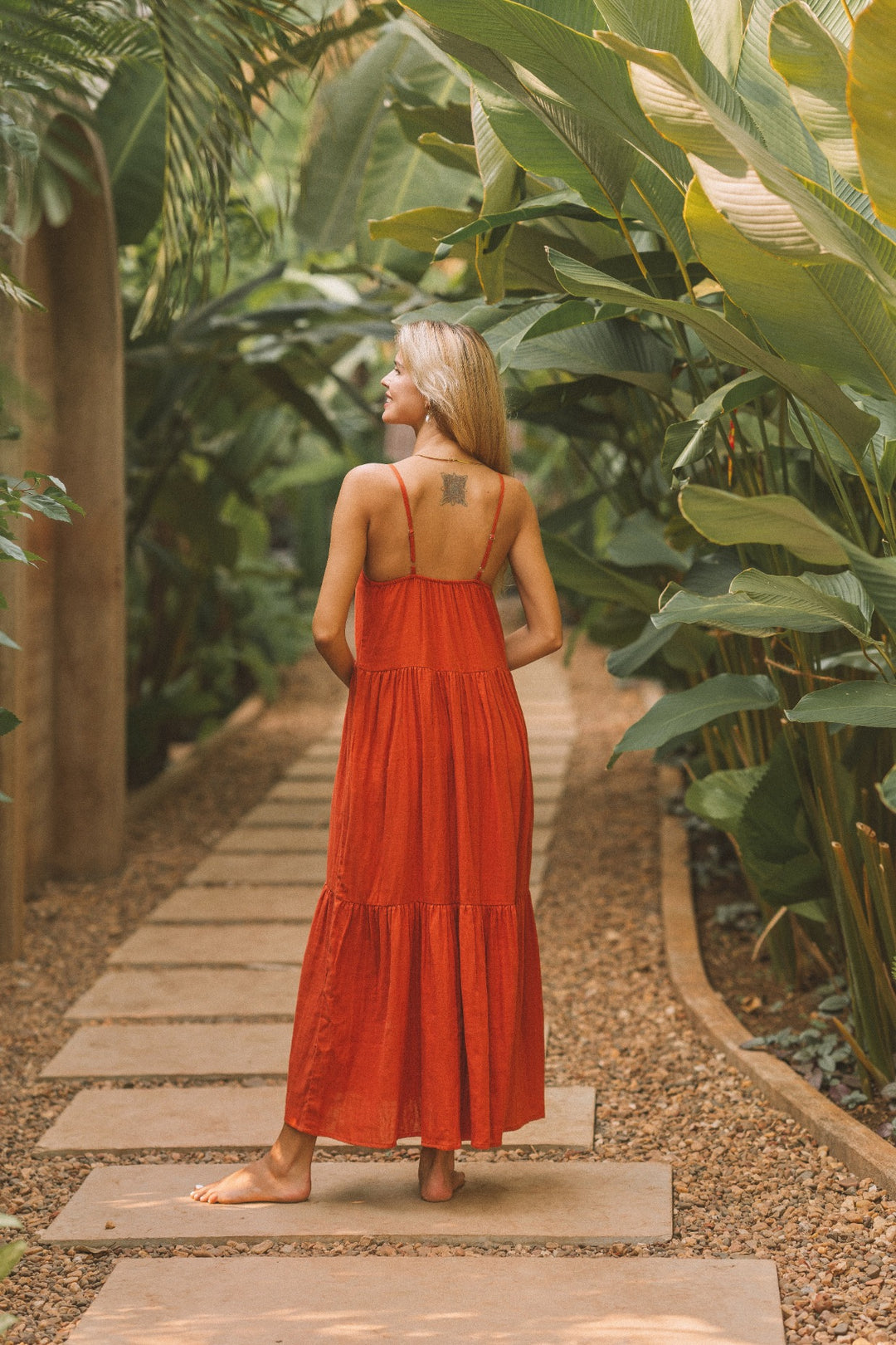 Das rote Ärmellose Trägerkleid ist perfekt für den Sommer. Das Maxi Vintage Bohokleid besteht aus Musselin-Baumwolle.