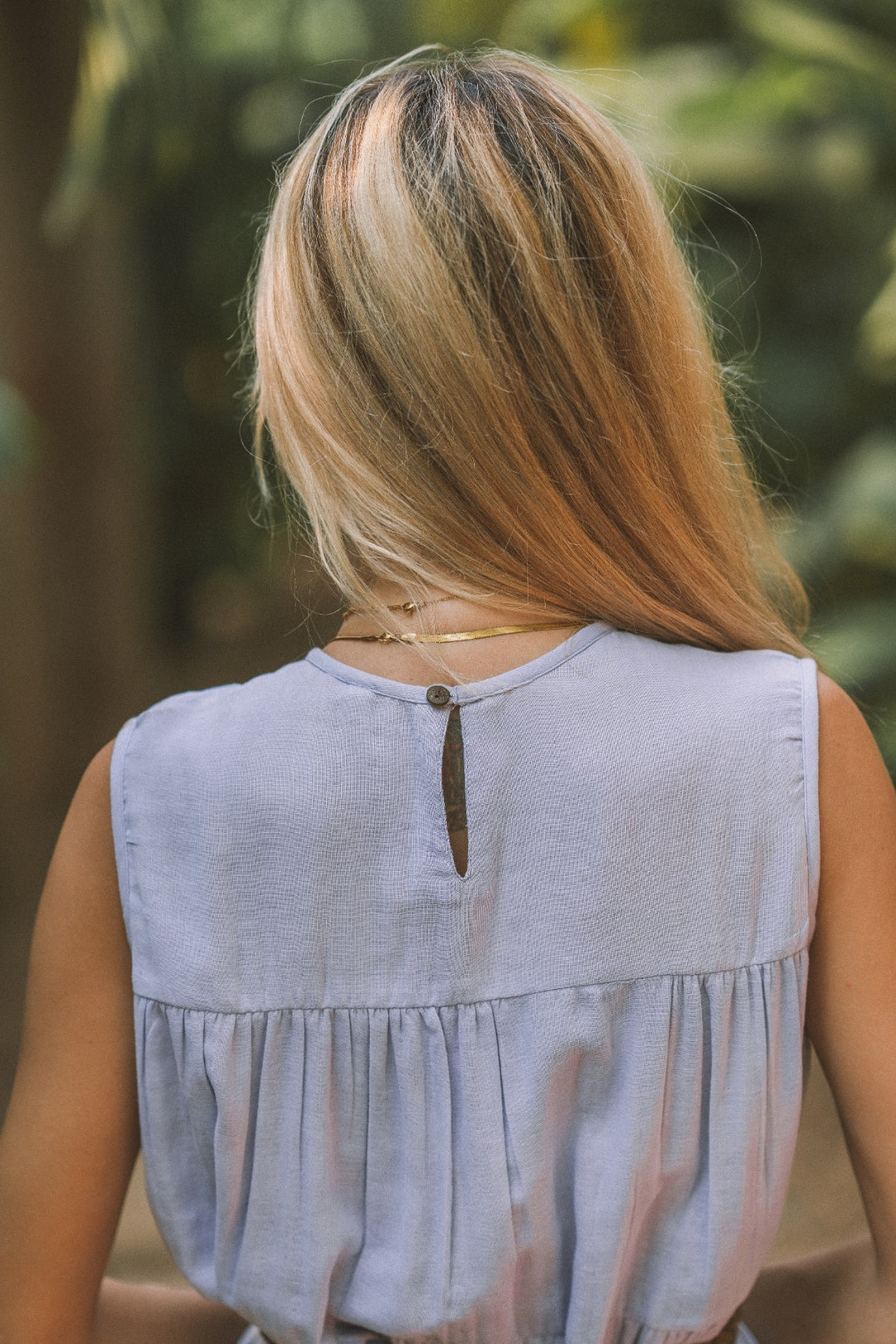 Ein ausgestelltes helles Sommerkleid im Boho-Style. Das Ärmellose Vintage Kleid ist perfekt für den Sommer, Urlaub oder Alltag in Himmelblau / Lavendel.