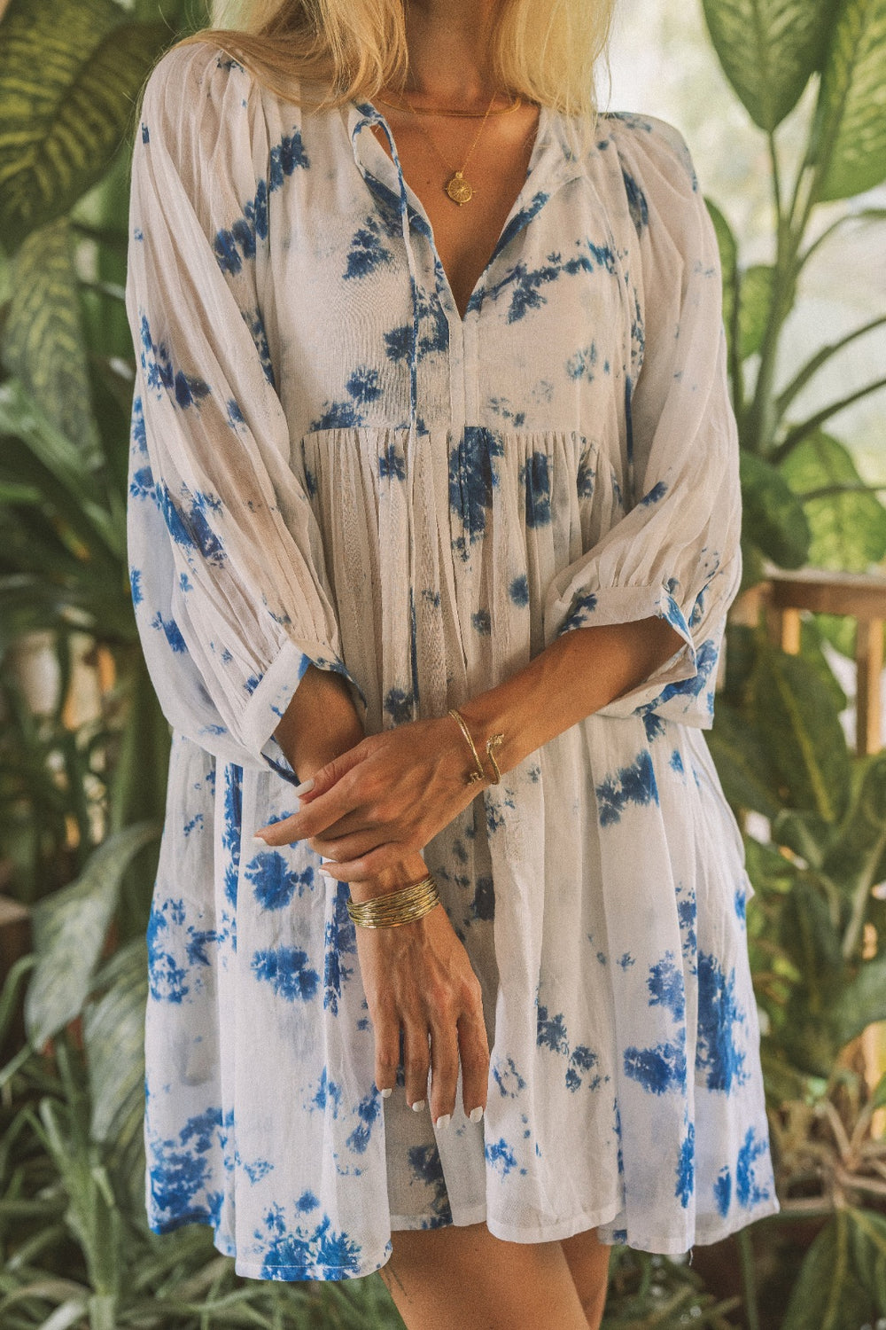 Dieses Minikleid mit Batikmuster besteht aus 100% Voile-Baumwolle. Das Kurze weiße Sommerkleid ist luftig und leicht und in einem Vintage Hippie Style mit Blumen.