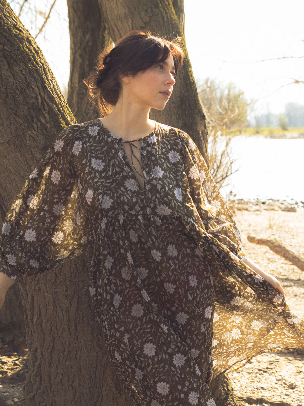 Dieses Midikleid mit Blumenmuster besteht aus 100% Voile-Baumwolle. Das lange Sommerkleid ist luftig und leicht und in einem Vintage Hippie Style mit Blumen.