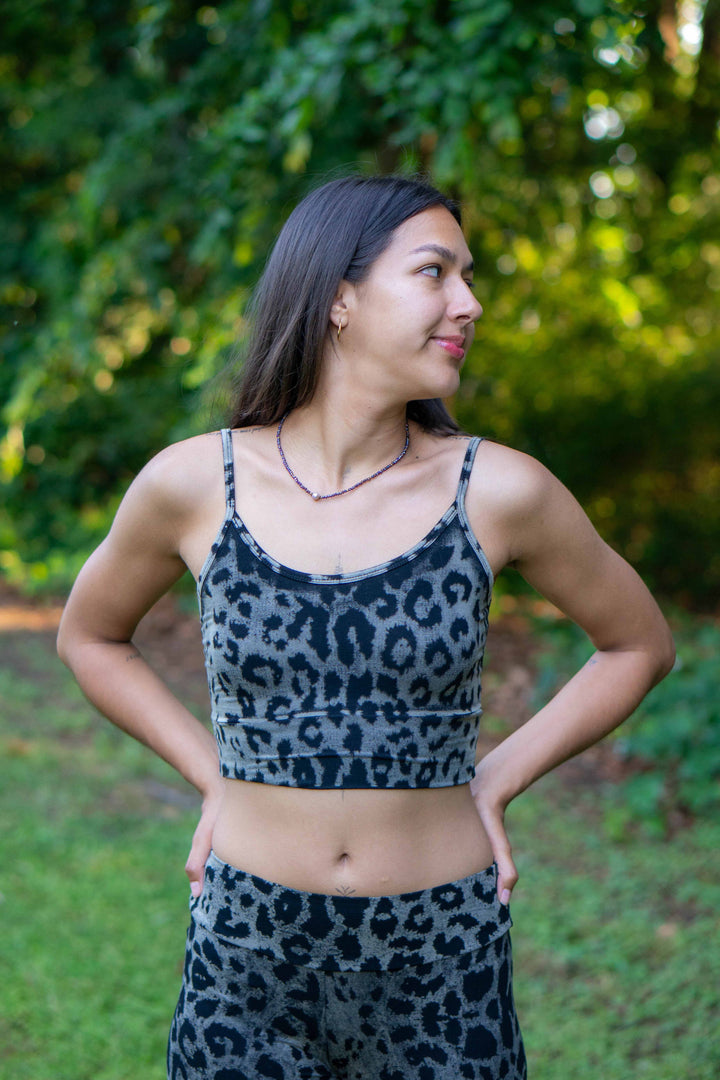 Leopardenmuster Yoga-Top. Das bauchfreie Yoga-Shirt mit Leoprint ist Ärmellos.