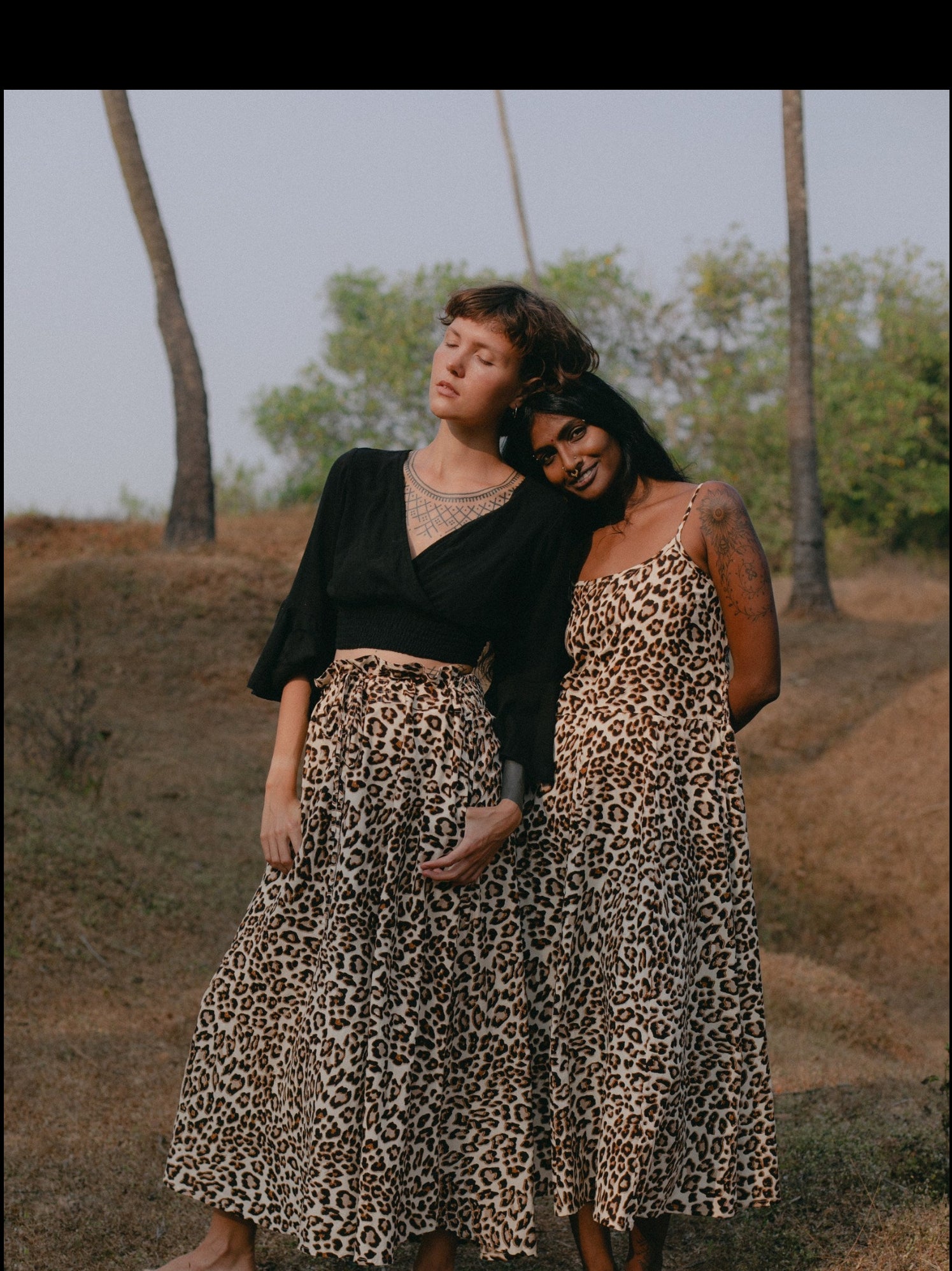 Boho Vintage Fashion im Leoparden look. Langer Leo-Rock und Maxi Leoparden-Kleid. 