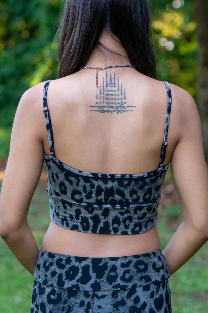 Leopardenmuster Yoga-Top. Das bauchfreie Yoga-Shirt mit Leoprint ist Ärmellos.