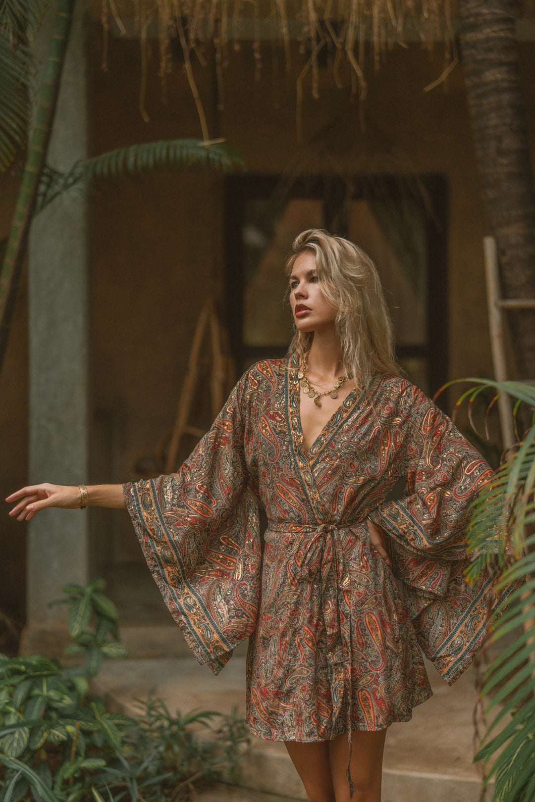 Kurzer vintage Kimono mit Blumenmuster. Der Boho Kimono hat 3/4 japanische weite Ärmel. Die perfekte Strand, Lounge, Urlaubs, Insel, Bade, Sauna Bekleidung.