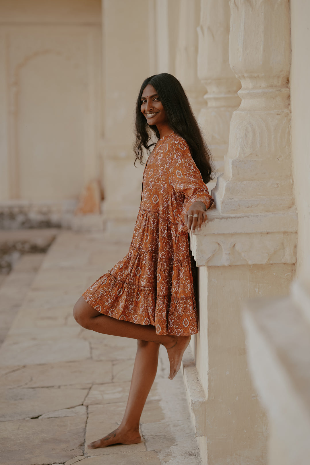 Verspielte Farben machen dieses Mini-Sommerkleid zu einem Hingucker. Das Orange-Farbene Vintage Kleid ist perfekt für den Urlaub, Strand oder Alltag.