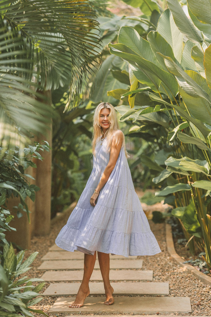 Ein ausgestelltes helles Sommerkleid im Boho-Style. Das Ärmellose Vintage Kleid ist perfekt für den Sommer, Urlaub oder Alltag in Himmelblau / Lavendel.