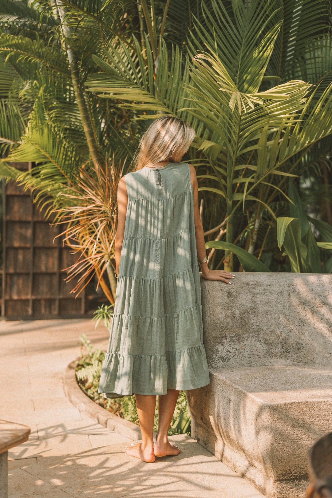 Ein ausgestelltes helles Sommerkleid im Boho-Style. Das Ärmellose Vintage Kleid ist perfekt für den Sommer, Urlaub oder Alltag in Hellgrün / Salbei.