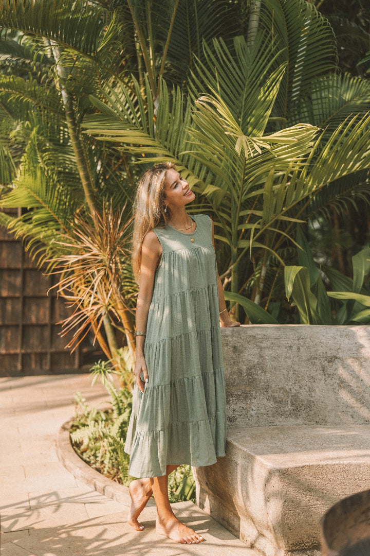 Ein ausgestelltes helles Sommerkleid im Boho-Style. Das Ärmellose Vintage Kleid ist perfekt für den Sommer, Urlaub oder Alltag in Hellgrün / Salbei.