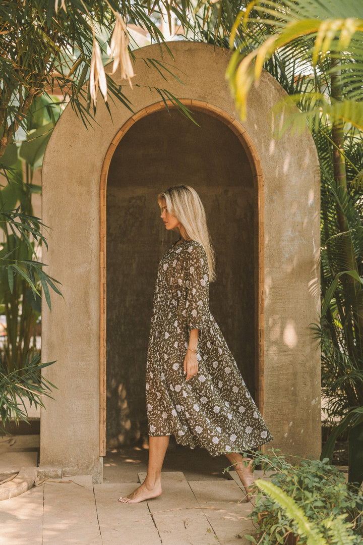 Dieses Midikleid mit Blumenmuster besteht aus 100% Voile-Baumwolle. Das lange Sommerkleid ist luftig und leicht und in einem Vintage Hippie Style mit Blumen.