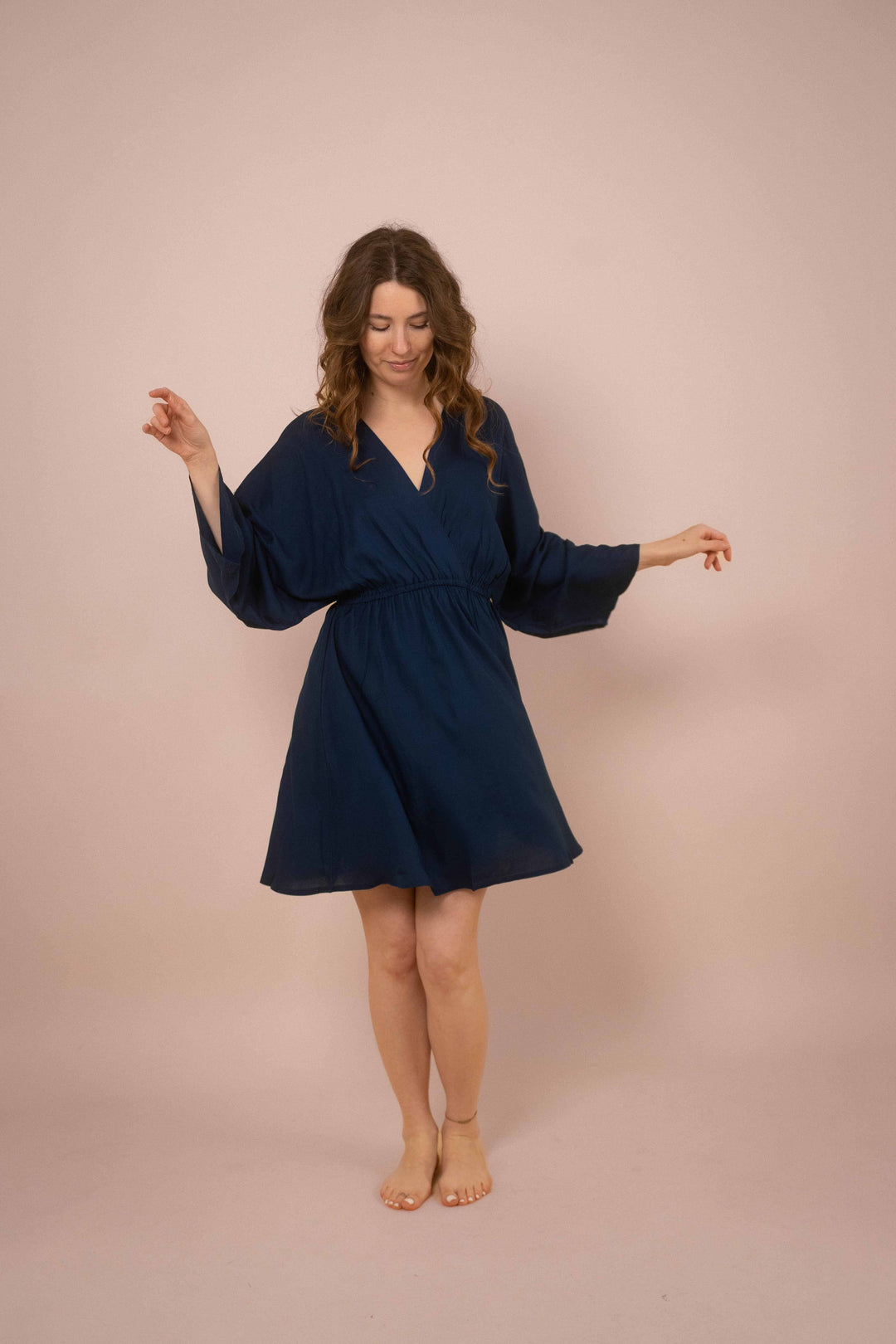 Ein blaues Vintage Minikleid aus Viskose. Das kurze Sommerkleid hat einen V-Ausschnitt und lange Ärmel. Perfektes Urlaubs Boho Dress.