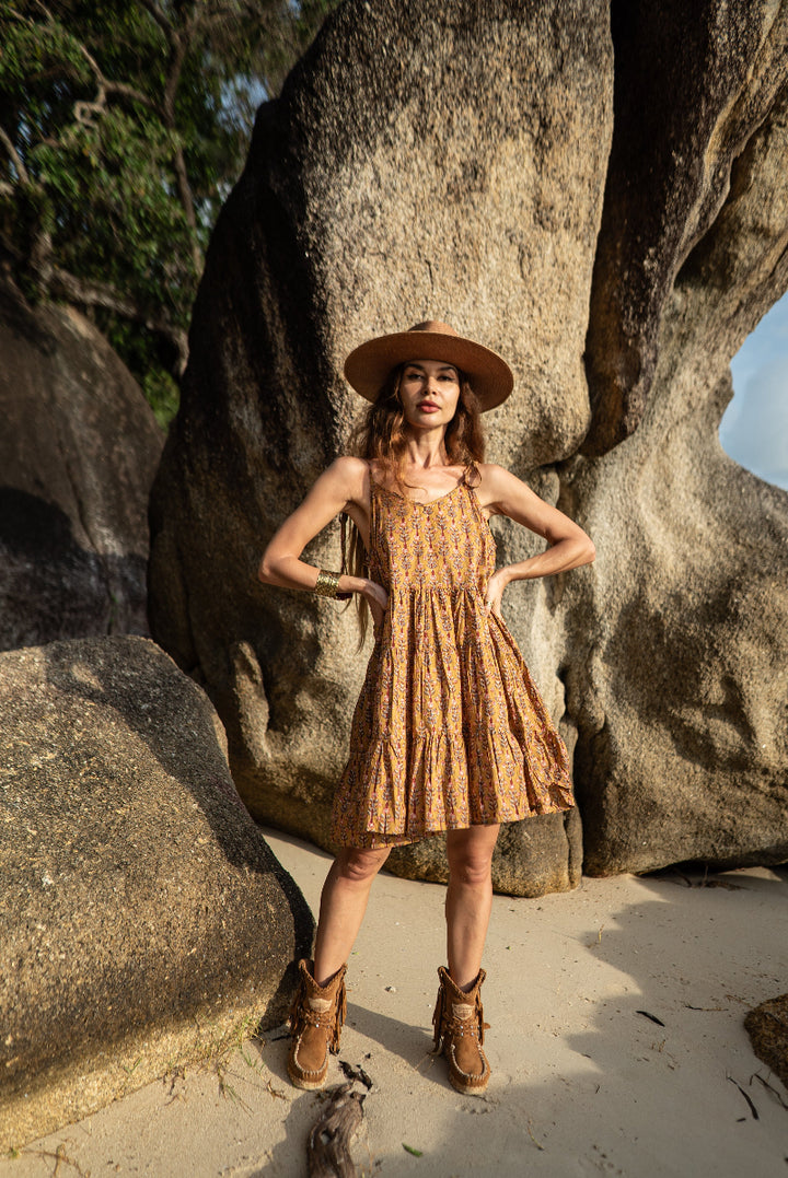 Kurzes Vintagekleid aus 100% Baumwolle. Dieses Vintage Boho Mini-Kleid ist Ärmellos und in Dunkelgelb bis Bronzefarben.