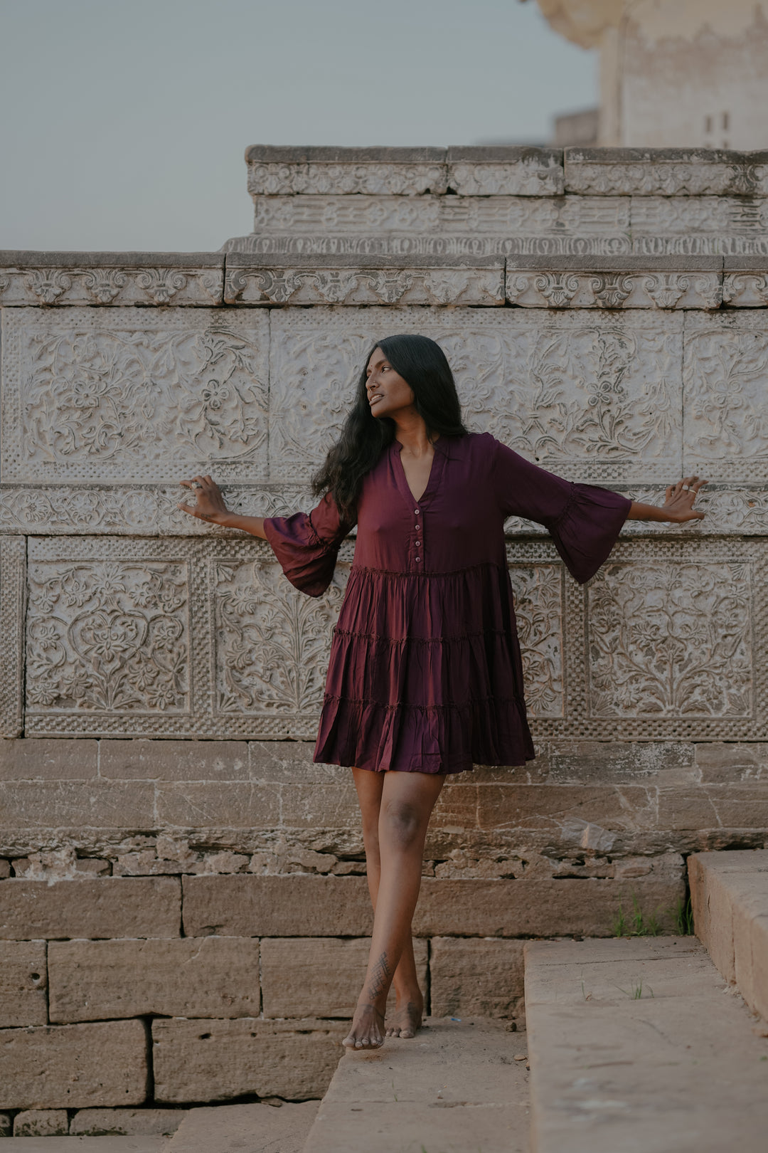 Kurzes verspieltes Sommerkleid aus Viskose, mit Knöpfen. Das Lila oder Aubergine farbene Vintage Mini-Kleid ist das perfekte Urlaubs-Dress.