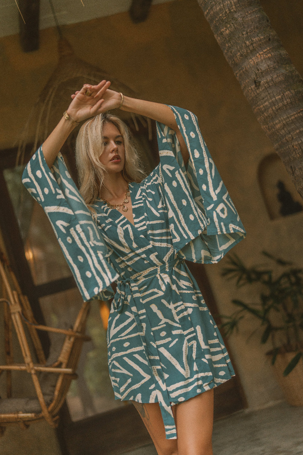 Kurzer Moderner Kimono mit abstrakten Muster. Sehr Leicht zu tragende Boho Vintage Fashion. Auch gut geeignet als Bademantel für den Strand, Urlaub, Sauna oder als Morgenmantel.