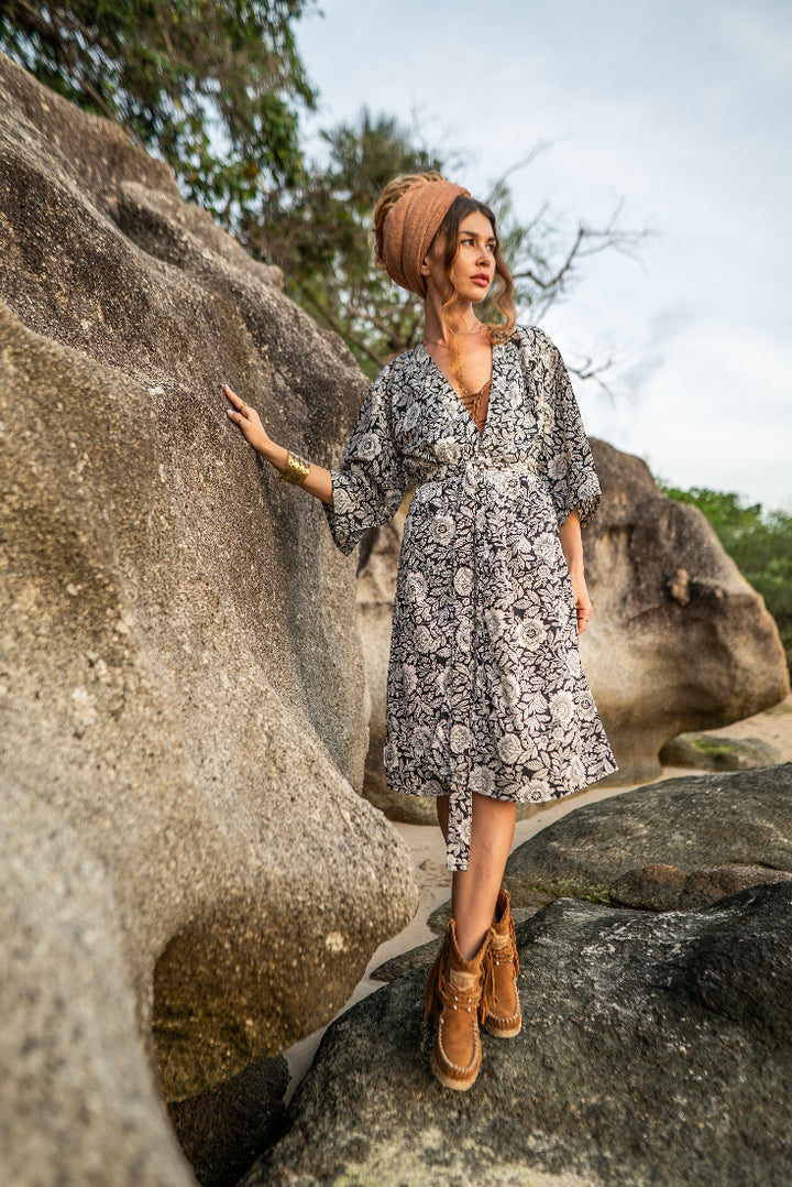 Schwarz-weißer Boho-Kimono mit Gürtel, fließender Sari-Stoff, Detailansicht.