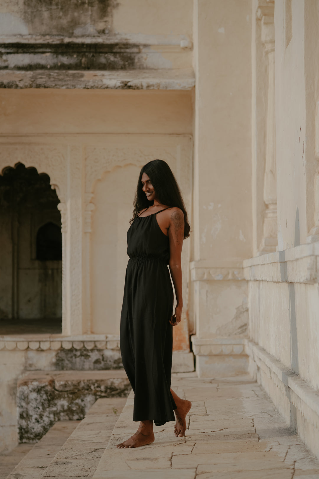 Ein langes Sommerkleid in Schwarz. Es ist Schulterfrei und Rückenfrei, somit das perfekte loungeWear Kleid.